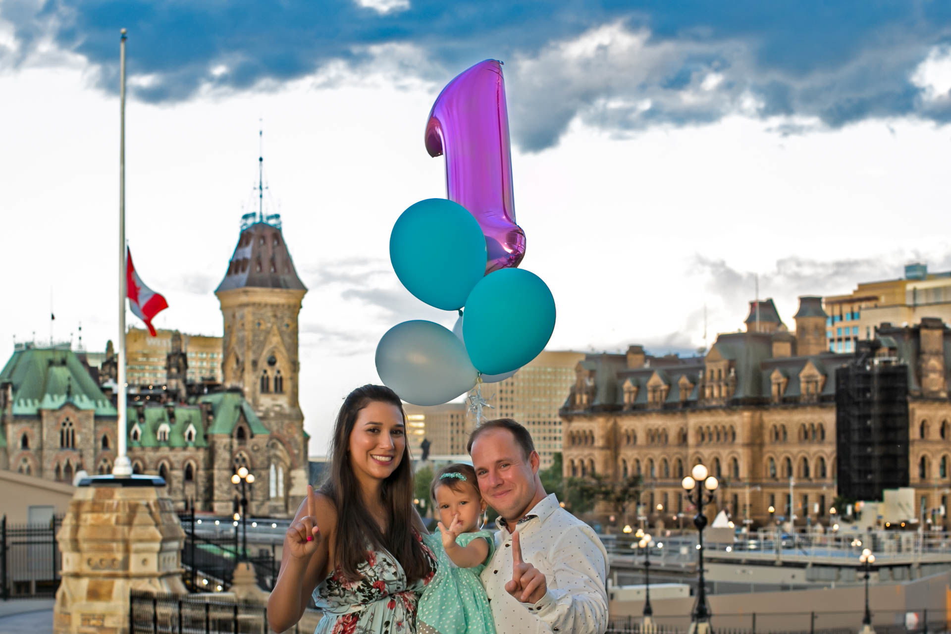 Foto Bence & Letícia =  Adriana -  Parliament Hill Ottawa  - Imagem 8