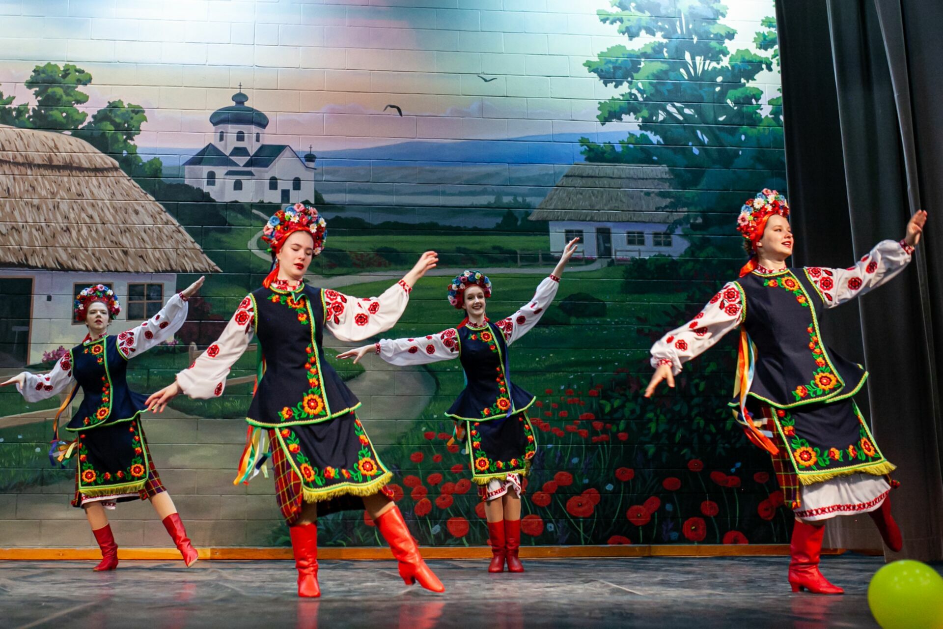 Foto Verkhovyna Ukrainian Song and Dance Ensemble’s pre-Easter Bazaar “Yarmarok” - Imagem 13