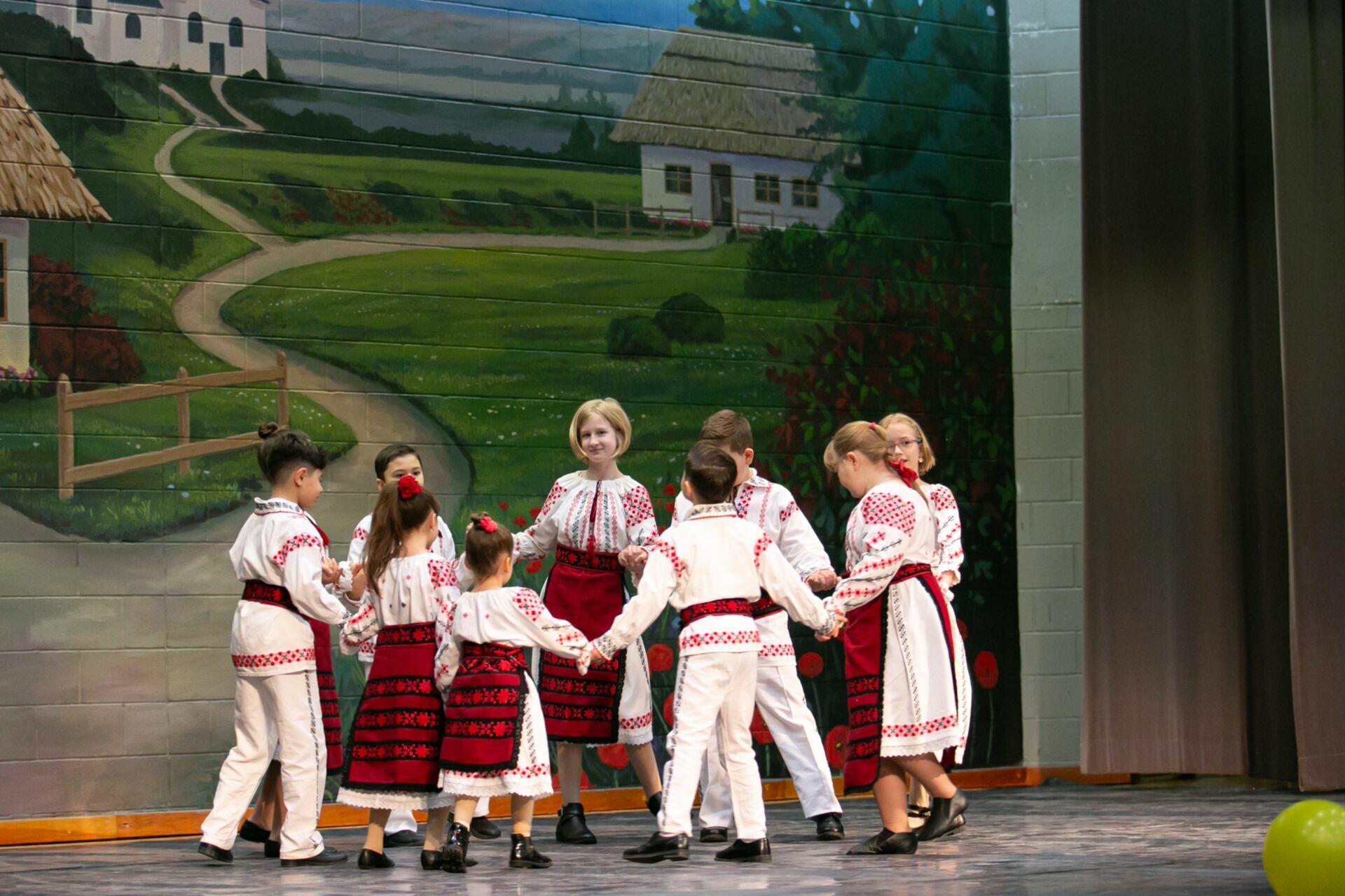 Foto Verkhovyna Ukrainian Song and Dance Ensemble’s pre-Easter Bazaar “Yarmarok” - Imagem 15