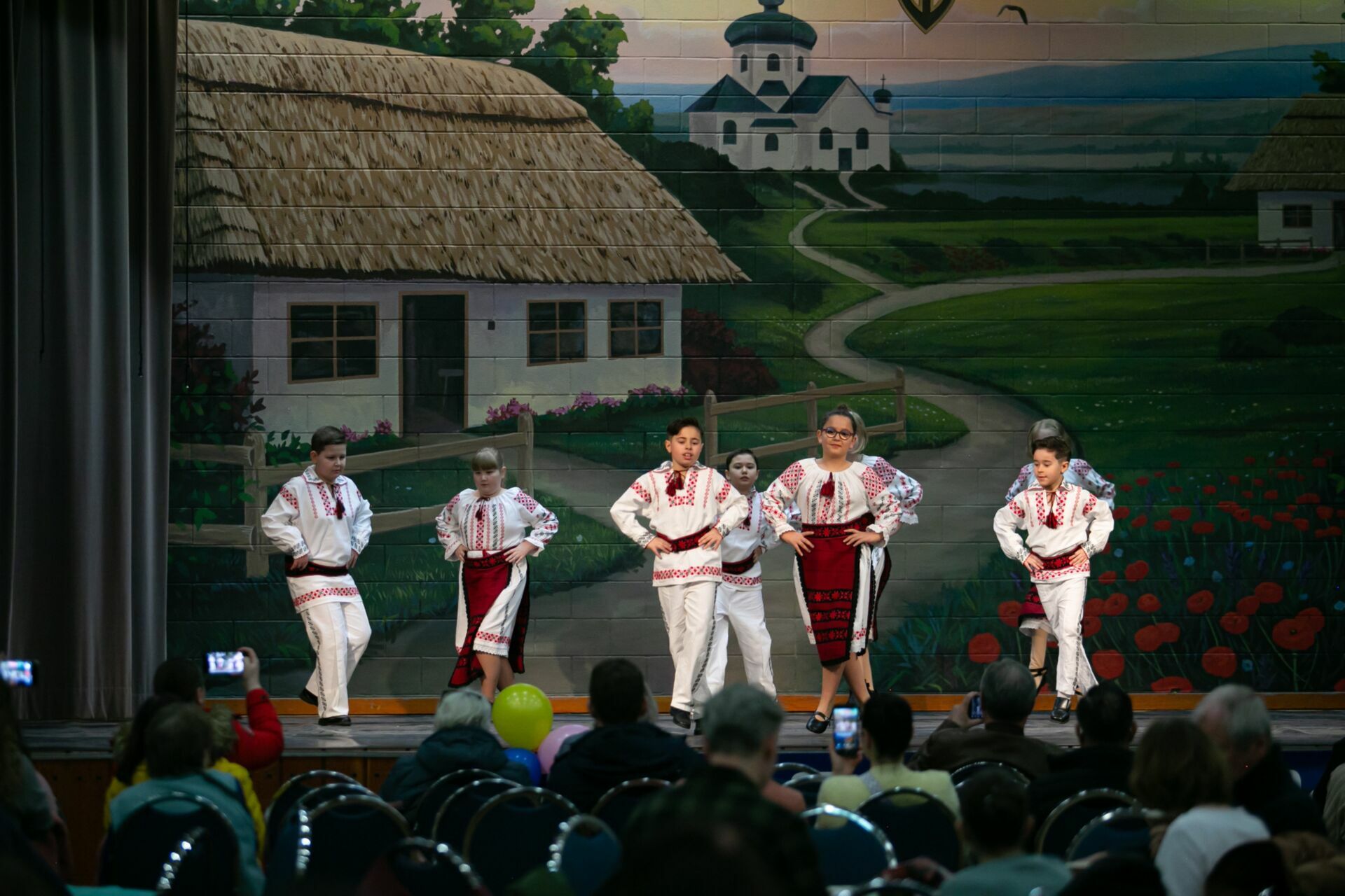 Foto Verkhovyna Ukrainian Song and Dance Ensemble’s pre-Easter Bazaar “Yarmarok” - Imagem 20