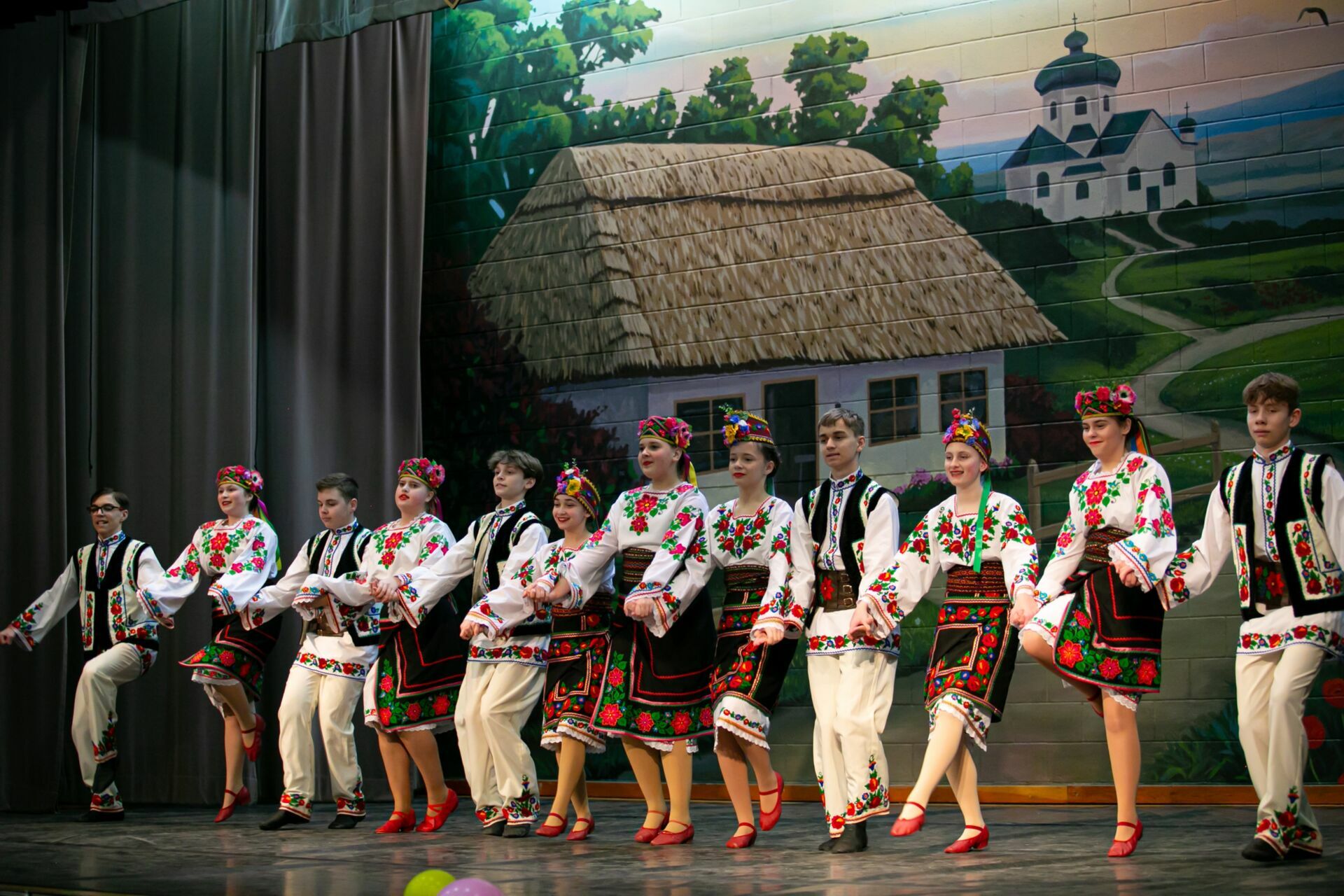 Foto Verkhovyna Ukrainian Song and Dance Ensemble’s pre-Easter Bazaar “Yarmarok” - Imagem 45